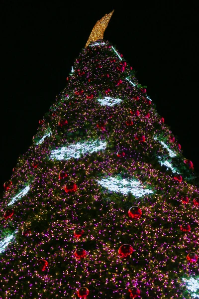 クリスマスの飾りやクリスマス ツリーの光の準備の日を祝う、ボケ背景、クリスマスの背景およびテキストの空領域で光の良い使用を抽象化 — ストック写真