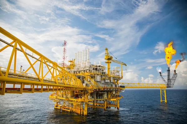 Offshore inşaat platformu üretim petrol ve gaz vintage resim stili, petrol ve gaz endüstrisi ve sıkı çalışma, üretim platformu ve işlemi manuel ve otomatik işlev tarafından işlem.