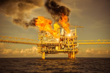 Offshore petrol ve gaz veya acil harf yangın, itfaiye işlemi denetlemek için petrol ve gaz üretim platformunda, offshore en kötü durum ateş ve yangın, denize adam düştü kontrol edemez.