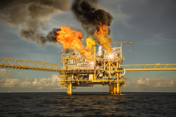 Caso de incêndio de petróleo e gás offshore ou caso de emergência, operação de bombeiro para controlar o fogo na plataforma de produção de petróleo e gás, no pior caso offshore e não pode controlar o fogo, homem ao mar . — Fotografia de Stock