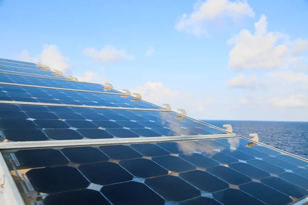 グリーン エネルギー、太陽電池業界、太陽電池システム、人気のあるエネルギー、太陽電池発電ソーラー ステーションの電気機器への供給のための駅と省エネルギー、グリーン エネルギーの背景. — ストック写真
