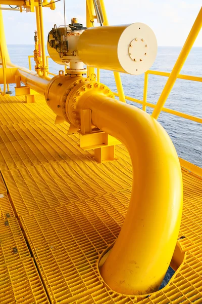 Platformy offshore budownictwa dla produkcji ropy i gazu, przemysłu ropy i gazu i ciężkiej pracy, platformy i operacji procesu produkcyjnego przez funkcję ręczne i automatyczne, przemysłu ropy i platformie wiertniczej i operacji. — Zdjęcie stockowe