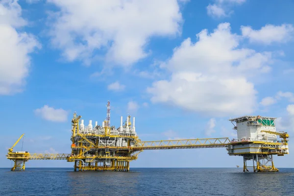 Offshore építőipari platform a termelés olaj és gáz, olaj és gázipar, kemény munka, termelési platformon és üzemeltetési eljárás, kézi és automatikus funkció. — Stock Fotó