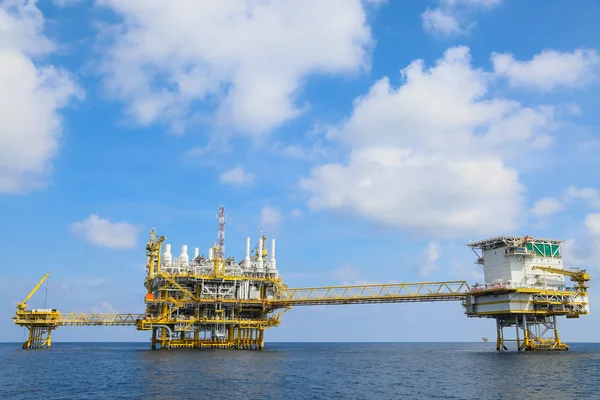 Plataforma de construcción offshore para la producción de petróleo y gas, industria del petróleo y gas y trabajo duro, plataforma de producción y proceso de operación por función manual y automática . — Foto de Stock