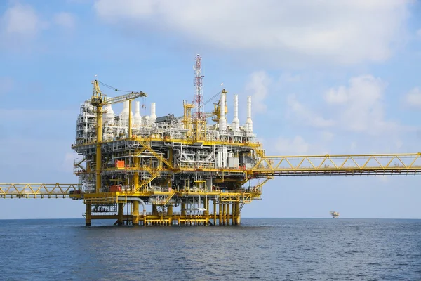 Plataforma de construcción offshore para la producción de petróleo y gas, industria del petróleo y gas y trabajo duro, plataforma de producción y proceso de operación por función manual y automática . — Foto de Stock