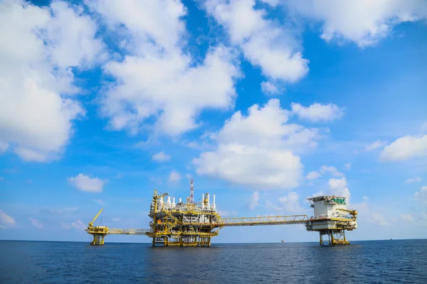 Plataforma de construcción offshore para la producción de petróleo y gas, industria del petróleo y gas y trabajo duro, plataforma de producción y proceso de operación por función manual y automática . — Foto de Stock