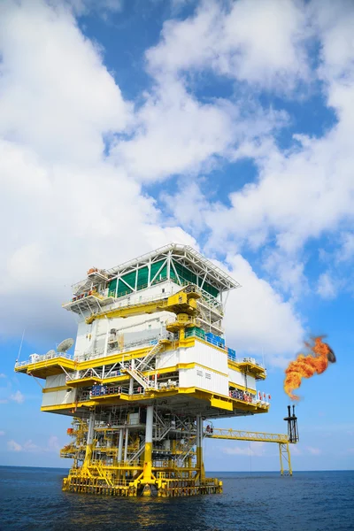 Offshore construction platform for production oil and gas, Oil and gas industry and hard work, Production platform and operation process by manual and auto function. — Stock Photo, Image