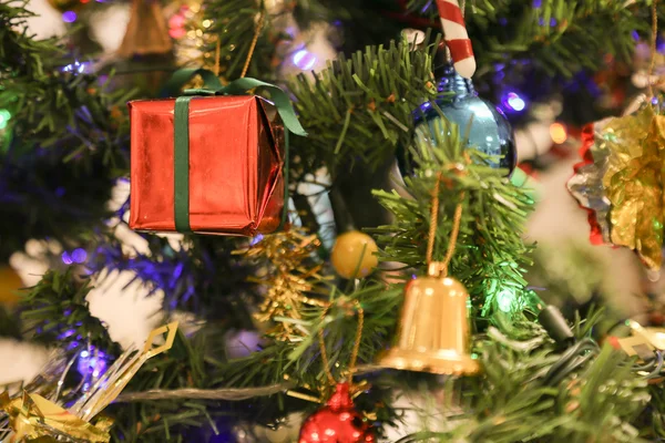 Les décorations de Noël ou la lumière du sapin de Noël se préparent pour le jour de la fête, la lumière abstraite Bokeh bon usage pour l'arrière-plan, le fond de Noël et la zone vide pour le texte . — Photo