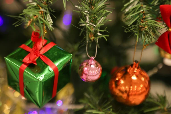 Les décorations de Noël ou la lumière du sapin de Noël se préparent pour le jour de la fête, la lumière abstraite Bokeh bon usage pour l'arrière-plan, le fond de Noël et la zone vide pour le texte . — Photo