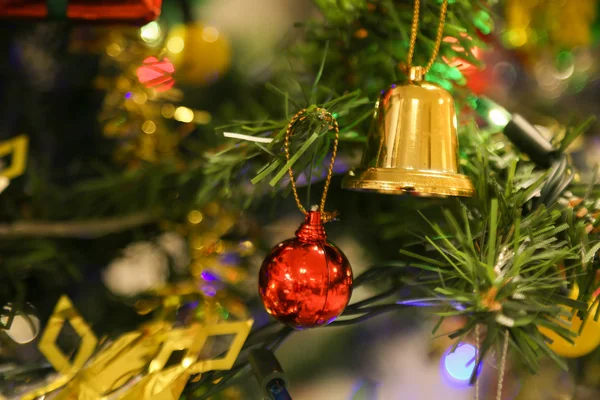 Les décorations de Noël ou la lumière du sapin de Noël se préparent pour le jour de la fête, la lumière abstraite Bokeh bon usage pour l'arrière-plan, le fond de Noël et la zone vide pour le texte . — Photo