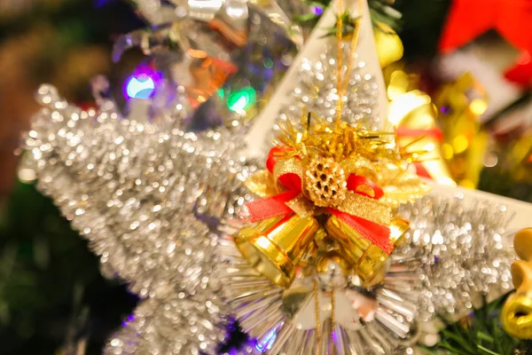 Les décorations de Noël ou la lumière du sapin de Noël se préparent pour le jour de la fête, la lumière abstraite Bokeh bon usage pour l'arrière-plan, le fond de Noël et la zone vide pour le texte . — Photo