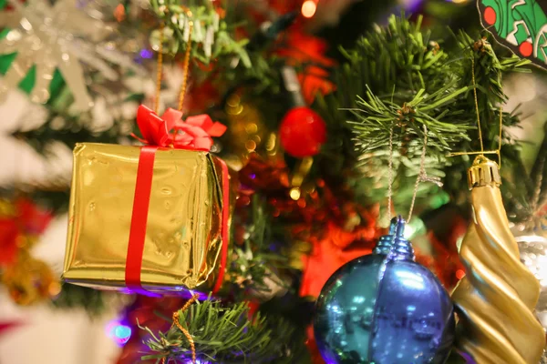 Les décorations de Noël ou la lumière du sapin de Noël se préparent pour le jour de la fête, la lumière abstraite Bokeh bon usage pour l'arrière-plan, le fond de Noël et la zone vide pour le texte . — Photo