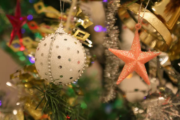 Les décorations de Noël ou la lumière du sapin de Noël se préparent pour le jour de la fête, la lumière abstraite Bokeh bon usage pour l'arrière-plan, le fond de Noël et la zone vide pour le texte . — Photo