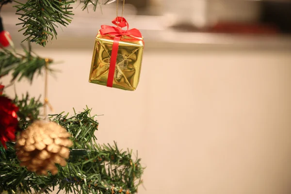 Les décorations de Noël ou la lumière du sapin de Noël se préparent pour le jour de la fête, la lumière abstraite Bokeh bon usage pour l'arrière-plan, le fond de Noël et la zone vide pour le texte . — Photo