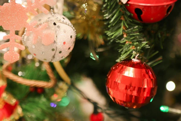 Les décorations de Noël ou la lumière du sapin de Noël se préparent pour le jour de la fête, la lumière abstraite Bokeh bon usage pour l'arrière-plan, le fond de Noël et la zone vide pour le texte . — Photo