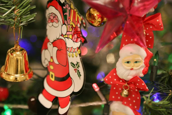 Les décorations de Noël ou la lumière du sapin de Noël se préparent pour le jour de la fête, la lumière abstraite Bokeh bon usage pour l'arrière-plan, le fond de Noël et la zone vide pour le texte . — Photo