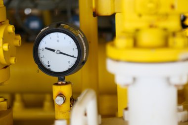Monitör durumu için petrol ve gaz üretim süreci, sanayi iş, sanayi arka plan ve ölçüm yakından kısas ölçer basınç göstergesi