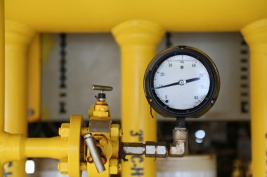 Monitör durumu için petrol ve gaz üretim süreci, sanayi iş, sanayi arka plan ve ölçüm yakından kısas ölçer basınç göstergesi