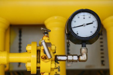 Monitör durumu için petrol ve gaz üretim süreci, sanayi iş, sanayi arka plan ve ölçüm yakından kısas ölçer basınç göstergesi