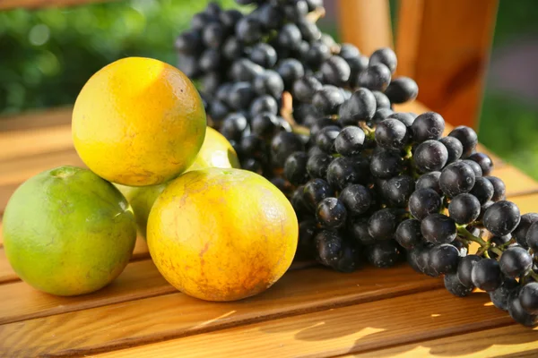 Baya fresca o fondo de uva y naranja, concepto de fruta saludable, fruta popular o fruta del mercado . — Foto de Stock