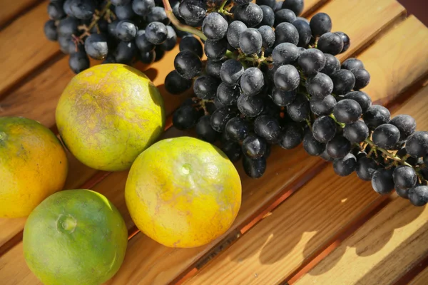 Taze berry veya üzüm ve turuncu arka plan, sağlıklı meyve kavramı, popüler meyve veya meyve Pazar. — Stok fotoğraf