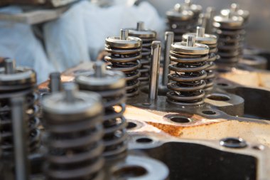 bir araç motoru, motor egzoz Vana ve alımı model Vana, Bahar Vana motoru ve oto yedek parça, işten zarar makine parçaları.