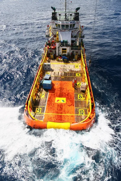 Leveren van boot overdracht lading naar olie-en gasindustrie en bewegende lading vanaf de boot naar het platform, de boot wachten overdracht lading en de bemanningen tussen olie en gas platform met de boot. — Stockfoto