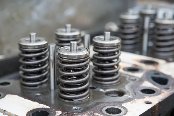 Model of a vehicle engine, engine exhaust valve and intake valve, spring valve of the engine and auto spare parts, machine parts damaged from work. — Stock Photo, Image