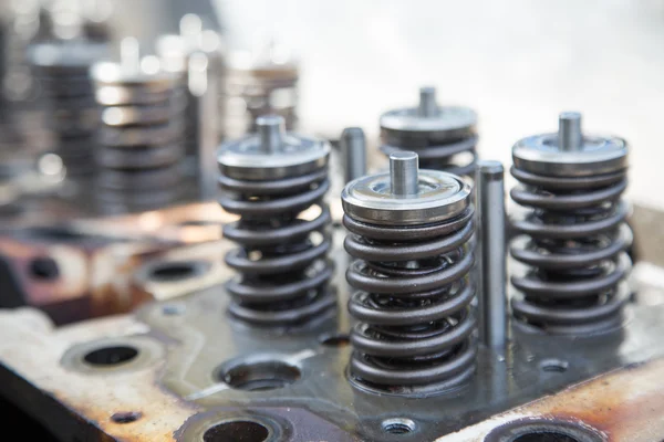 Model of a vehicle engine, engine exhaust valve and intake valve, spring valve of the engine and auto spare parts, machine parts damaged from work. — Stock Photo, Image
