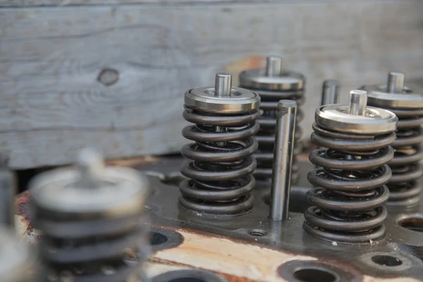 Model of a vehicle engine, engine exhaust valve and intake valve, spring valve of the engine and auto spare parts, machine parts damaged from work. — Stock Photo, Image