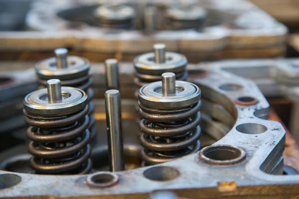 Model of a vehicle engine, engine exhaust valve and intake valve, spring valve of the engine and auto spare parts, machine parts damaged from work. — Stock Photo, Image