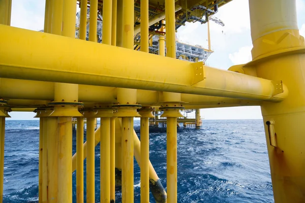 Plataforma de construção offshore para produção de petróleo e gás, indústria de petróleo e gás e trabalho duro, plataforma de produção e processo de operação por função manual e automática . — Fotografia de Stock