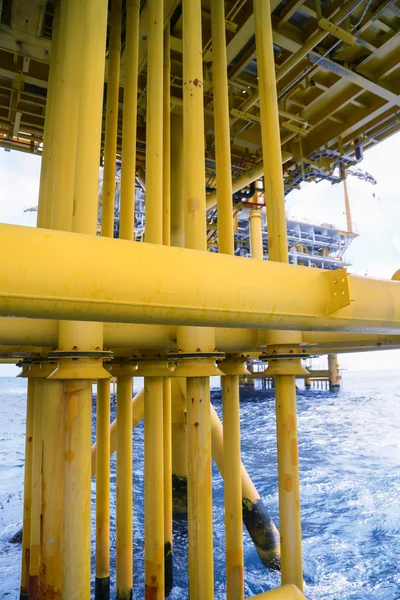 Offshore constructie platform voor productie olie en gas, olie en gasindustrie en hard werken, productieplatform en werking verwerken door handmatige en automatische functie. — Stockfoto