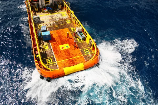 Tekne transferi kargo petrol ve doğal gaz sektörüne ve hareketli tekne platformu, tekne bekleyen transfer kargo ve ekipleri arasında tekne ile petrol ve doğal gaz platform yük kaynağı.