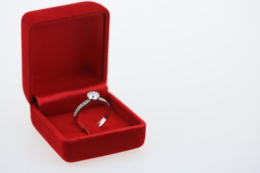 Alyans arka plan, düğün kavramı kırmızı kutusunda güzel gümüş yüzük