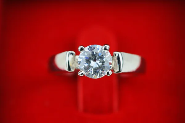 Vigselringar bakgrund, vacker silverring i röda rutan för bröllop koncept — Stockfoto