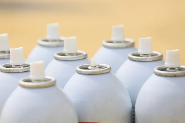 Spray può nel lavoro dell'industria, lubrificatore può per il lavoro dell'industria, colore in lattina e spruzzatura o pittura all'arte a zona vuota — Foto Stock