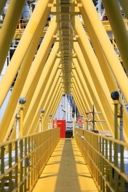 Petrol ve doğal gaz İnşaat Platformu, petrol ve gaz işlem platformu, üretim petrol ve gaz, offshore inşaatta uzaktan platform yol açın veya yürüyüş yolu.