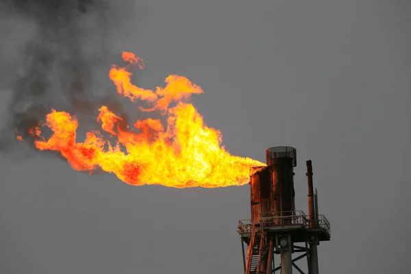 Plataforma de construcción offshore para la producción de petróleo y gas, industria del petróleo y gas y trabajo duro, plataforma de producción y proceso de operación por función manual y automática . —  Fotos de Stock