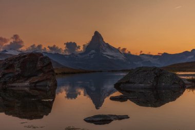 Stellisee Gölü 'nden Matterhorn gün batımı