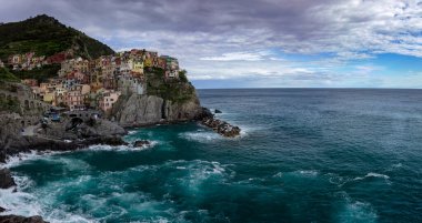 Bulutlu bir Cinque Terre gününde Manarola köyü