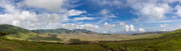 Landschaft um ein Massai-Dorf in der Serengeti — Stockfoto