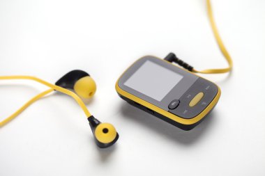 Siyahla sarı Mp3 çalar ile kulaklıklar