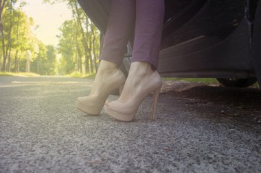 Açık havada Arabada topuklu kadın bacakları