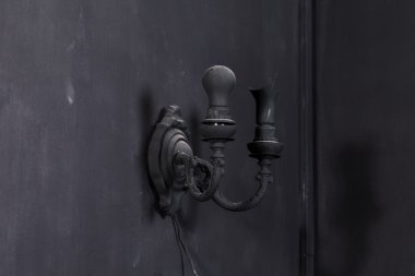 Siyah duvar üzerinde siyah ışık.