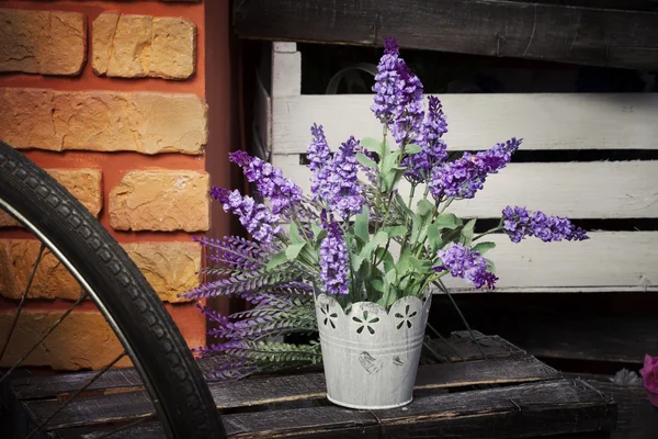 Lavendelstrauß im weißen Topf — Stockfoto