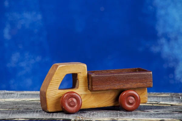 Auto in legno su sfondo blu — Foto Stock