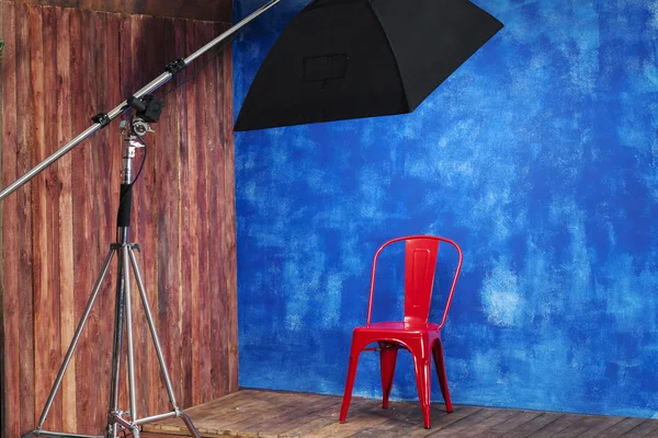 Innenstudio - roter Stuhl auf blau-orangefarbenem Hintergrund — Stockfoto