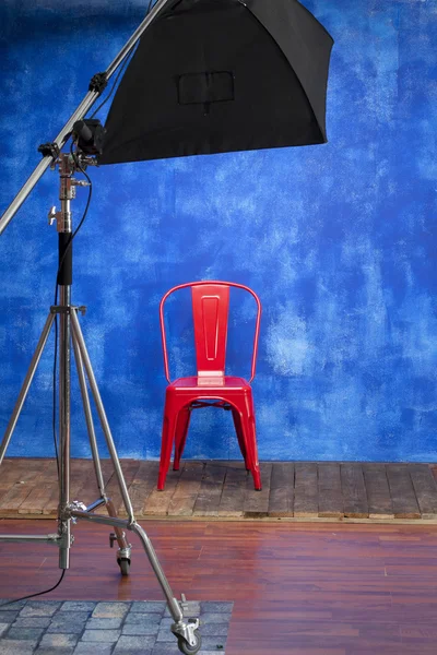 İç stüdyo - mavi turuncu arka plan üzerinde kırmızı sandalye — Stok fotoğraf