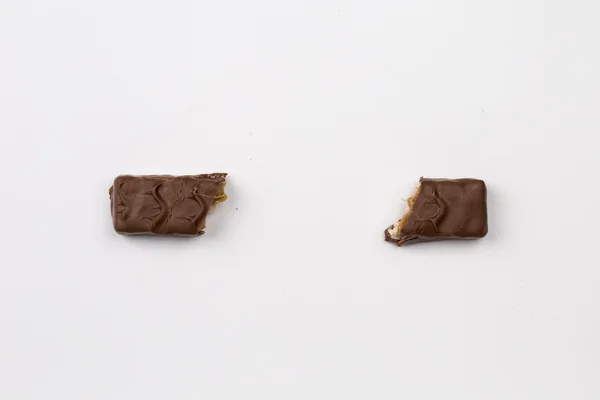 Dos mitades de una barra de chocolate sobre un fondo blanco —  Fotos de Stock